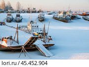 Зима, утро, замерзшая река, речные корабли. Западная Сибирь, Ямал, Тарко-Сале (2011 год). Стоковое фото, фотограф Павел Просянов / Фотобанк Лори
