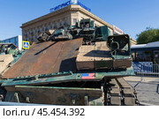 Трофейная военная техника НАТО, подбитая боевая машина пехоты Бредли М2А2 армии США, на выставке, Площадь Павших Борцов, Волгоград, Россия. Редакционное фото, фотограф Андрей Цыганков / Фотобанк Лори