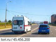 Ambulance car drives in the oncoming lane on the road in Russia. Road emergency (2020 год). Редакционное фото, фотограф Коханова Наталья / Фотобанк Лори