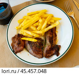 Few pieces of lamb liver are garnished with portion of French fries. Стоковое фото, фотограф Яков Филимонов / Фотобанк Лори