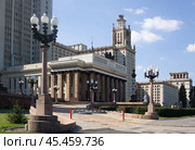 Северный фасад главного здания МГУ на Воробьёвых горах в Москве (2019 год). Редакционное фото, фотограф Солодовникова Елена / Фотобанк Лори