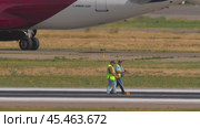 Airport workers take measurements of runway parameters (2024 год). Редакционное видео, видеограф Игорь Жоров / Фотобанк Лори