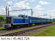 Тепловоз узкоколейный ТУ7А-2866 с пассажирским составом "Сказка" движется по станции Молодёжная. Малая Октябрьская железная дорога, Санкт-Петербург (2019 год). Редакционное фото, фотограф Алексей Иванов / Фотобанк Лори