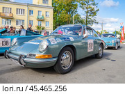 Автомобиль Porsche 911первой серии на ретро ралли "Петербург-2024". Петродворец (2022 год). Редакционное фото, фотограф Виктор Карасев / Фотобанк Лори
