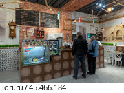 Пышечная купца Маркелова. Посетители в зале. Город Выборг Выборгского района Ленинградской области. Редакционное фото, фотограф Румянцева Наталия / Фотобанк Лори