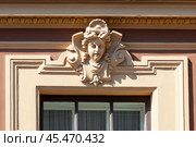 Маскарон на окне. Гранд отель "Европа". Санкт-Петербург (2013 год). Редакционное фото, фотограф Александр Щепин / Фотобанк Лори