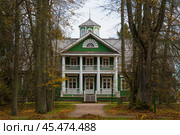 View of the manor house of the Petrovskoye estate from the old park on a cloudy October day. Pushkinskie Gory, Russia. Редакционное фото, фотограф Виктор Карасев / Фотобанк Лори