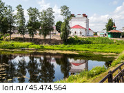 Река Ворожа и Собор Воскресения Христова (Воскресенский собор). Устюжна. Вологодская область (2024 год). Редакционное фото, фотограф Сергей Афанасьев / Фотобанк Лори