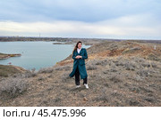 Радостная девушка на берегу Капчагайского водохранилища. Алматинская область. Казахстан. Стоковое фото, фотограф Александр Тараканов / Фотобанк Лори