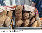 Много булок ржаного , отрубного хлеба домашней выпечки лежит в корзине , на хлебе вышитые полотенца. Стоковое фото, фотограф Марина Иннокентьевна Корреа Ластра / Фотобанк Лори