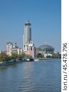 Летний вид на отель "Swissotel Красные Холмы" и Дом музыки солнечным днем. Москва. Россия (2024 год). Редакционное фото, фотограф Елена Коромыслова / Фотобанк Лори