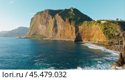 View of Madeira cliffs coastline landscape, Madeira island, Portugal (2024 год). Стоковое видео, видеограф Дмитрий Рухленко / Фотобанк Лори