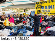 Италия. Минтурно. Прилавки с товаром на рынке подержанной одежды. Italy. Minturno. Counters with goods in the second-hand clothing market. Редакционное фото, фотограф Алексей Смышляев / Фотобанк Лори