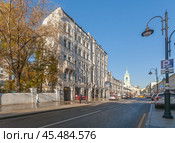 Улица Пятницкая у дома №12 в Москве. Редакционное фото, фотограф Владимир Чинин / Фотобанк Лори