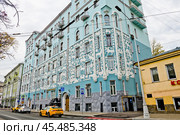 Доходный дом церкви Троицы на Грязех (Дом со зверями; Дом Вашкова). Поздняя осень. Чистопрудный бульвар. Москва. Россия. Редакционное фото, фотограф E. O. / Фотобанк Лори