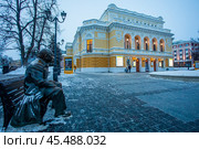 View of the building of the Nizhny Novgorod State Academic Drama Theater named after M. Gorky. Nizhny Novgorod, Russia. Стоковое фото, фотограф Igor Lijashkov / Фотобанк Лори