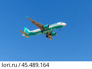 Самолёт A320neo авиакомпании Flynas заходит на посадку в аэропорту. Редакционное фото, фотограф Свитич Олег / Фотобанк Лори