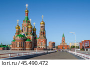 Вид на Благовещенский собор и Благовещенскую башню с Театрального моста солнечным августовским днем. Йошкар-Ола (2024 год). Редакционное фото, фотограф Виктор Карасев / Фотобанк Лори