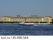 СПК "Метеор-247" идет по Неве на крыльях на фоне "Дома военморов". Санкт-Петербург (2019 год). Редакционное фото, фотограф Алексей Иванов / Фотобанк Лори