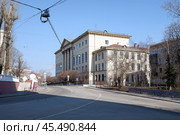 Старый корпус НИИ радио на улице Казакова, Москва. Солнечный весенний день. (2021 год). Стоковое фото, фотограф Александр Кузнецов / Фотобанк Лори