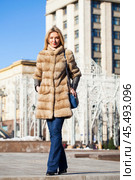 Young beautiful woman in winter coat. Стоковое фото, фотограф Андрей Аркуша / Фотобанк Лори