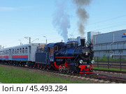 Паровоз Кп4-447 с пассажирским поездом. Малая Октябрьская железная дорога, Южная трасса, ст. Молодёжная (2019 год). Редакционное фото, фотограф Алексей Иванов / Фотобанк Лори