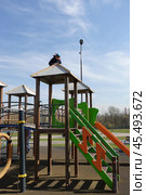 Ребёнок на детской площадке на крыше домика, опасность, травматизм. The child is on the playground on the roof of the house, danger, injury. Стоковое фото, фотограф Юрий Пуликов / Фотобанк Лори