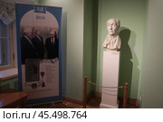 Санкт-Петербург, бюст М.М. Сперанского в экскурсии мемориального музея-лицея. Редакционное фото, фотограф Дмитрий Неумоин / Фотобанк Лори