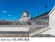 Moscow. Russia - March 15, 2021: View of the Cathedral of Christ the Savior and the Patriarchal Bridge. Редакционное фото, фотограф Зобков Юрий / Фотобанк Лори