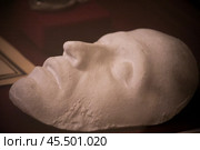 Посмертная маска А.С. Пушкина в музее на Мойке, 12, Санкт-Петербург. Редакционное фото, фотограф Дмитрий Неумоин / Фотобанк Лори