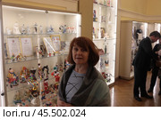 Женщина в фойе театра Эстрады им. Аркадия Райкина, Санкт-Петербург. Редакционное фото, фотограф Дмитрий Неумоин / Фотобанк Лори