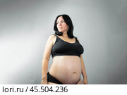 42-летняя беременная женщина в черном нижнем белье. 9 месяц беременности, 37 недель, 3 триместр. Беременность после 40. Стоковое фото, фотограф Яна Проничева / Фотобанк Лори