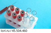 A tray of blood tubes with a syringe next to it. Стоковое фото, фотограф Скрипачев Антон / Фотобанк Лори