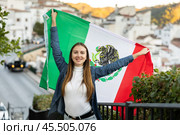 Hapy footbal fan woman waving the flag of Mexican on street. Стоковое фото, фотограф Яков Филимонов / Фотобанк Лори