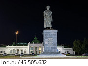 Памятник Шахан-Гирею Хакурате на Привокзальной площади в городе Майкопе, Республика Адыгея, Россия. На пьедестале текст на русском и адыгейском языке «Хакурате Шахан-Гирей Умарович (28.04.1883 – 05.10.1935) Первый председатель исполкома Совета Адыгейской (Черкесской) автономной области)». На дальнем плане здание железнодорожного вокзала станции Майкоп. Редакционное фото, фотограф Андрей Степанов / Фотобанк Лори
