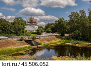 Река Ворожа и Собор Рождества Пресвятой Богородицы (ныне Краеведческий музей). Устюжна. Вологодская область (2024 год). Стоковое фото, фотограф Сергей Афанасьев / Фотобанк Лори