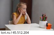 A sick girl breathes steam from a nebulizer. Стоковое видео, видеограф Кутина Татьяна / Фотобанк Лори