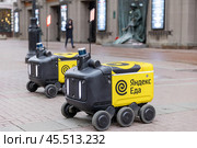 Россия. Москва. Беспилотный робот-доставщик Яндекс на тротуаре. Russia. Moscow. An unmanned Yandex delivery robot on the sidewalk. Редакционное фото, фотограф Алексей Смышляев / Фотобанк Лори