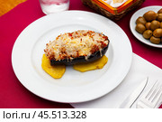 Baked eggplant stuffed with meat and bechamel sauce - spanish dish. Стоковое фото, фотограф Яков Филимонов / Фотобанк Лори