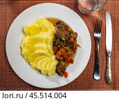 Mashed puree potatoes with fried chicken in vegetable gravy. Стоковое фото, фотограф Яков Филимонов / Фотобанк Лори