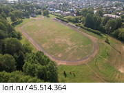 Стадион в поселке Вахруши, Кировская область. Вид сверху (2022 год). Стоковое фото, фотограф Владислав Самошкин / Фотобанк Лори