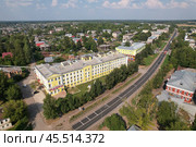Улица Ленина в поселке Вахруши, Кировская область - вид с высоты птичьего полета (2022 год). Редакционное фото, фотограф Владислав Самошкин / Фотобанк Лори