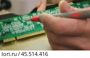 The Engineer Technician looking through the printed circuit board of an electronic device under a microscope. Electronic equipment repair shop. Стоковое видео, видеограф Мария Зубарева / Фотобанк Лори