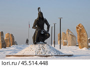 Скульптура древнего хакасского воина, город Абакан, Республика Хакасия, Сибирь, Россия. Мемориальный комплекс на горе Самохвал, посвящённый памяти погибших при защите Отечества. Памятник древнему воину в доспехах и каменные стелы муниципальных образований Хакасии. Фигура воина, сидящего на груде камней (символическом кургане) в тяжком раздумье. Вдали скульптура воина – победителя. Туристическая достопримечательность Абакана. Редакционное фото, фотограф Андрей Степанов / Фотобанк Лори