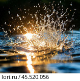 Брызги воды в свете огня. Стоковое AI-изображение, AI-художник Алексей Смирнов / Фотобанк Лори