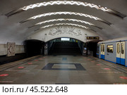 Центральный зал станции метро Перово Калининской линии в Москве. Внутренний интерьер. (2020 год). Редакционное фото, фотограф Александр Кузнецов / Фотобанк Лори