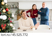 Domestic quarrel during Christmas celebration. Man does not want to talk because of disagreements with his father and wife. Стоковое фото, фотограф Яков Филимонов / Фотобанк Лори