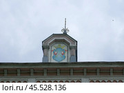 Герб Сортавалы на башенке здания бывшей ратуши. Улица Ленина, 18, Сортавала, Карелия (2019 год). Редакционное фото, фотограф Алексей Иванов / Фотобанк Лори