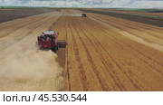 Aerial view of combine on harvest field. Стоковое видео, видеограф Михаил Коханчиков / Фотобанк Лори