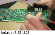 The Engineer Technician testing the printed circuit board of an electronic device under a microscope. Electronic equipment repair shop. Стоковое видео, видеограф Мария Зубарева / Фотобанк Лори